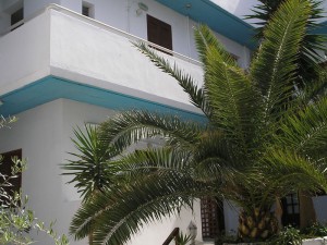 - Iraklis Hotel & Apartments